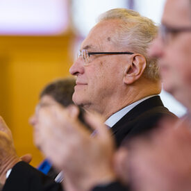 Bayerns Innenminister Joachim Herrmann applaudiert.
