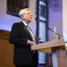 Dr. Hans-Eckhard Sommer, Präsident des BAMF, spricht vor der Mitgliederversammlung des DVV zum Thema "20 Jahre Integrationsförderung"