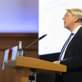 Dr. Hans-Eckhard Sommer, Präsident des BAMF, spricht auf der Mitgliederversammlung des DVV.