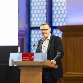 Martin Rabanus, Vorsitzender des DVV, spricht auf der Mitgliederversammlung des DVV.