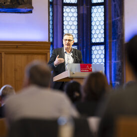 DVV-Vorsitzender Martin Rabanus spricht vor der Mitgliederversammlung des DVV zum Thema "20 Jahre Integrationsförderung"