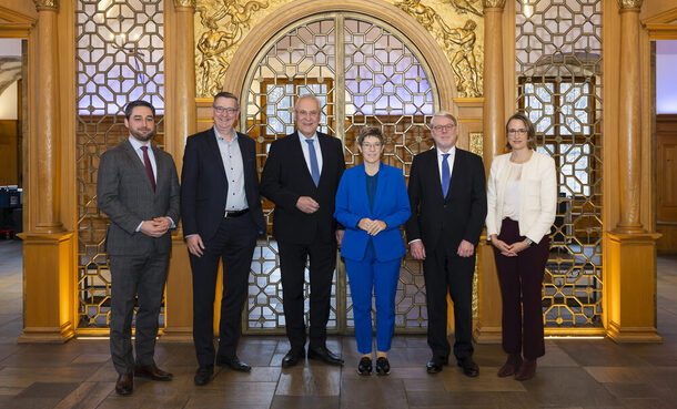 Gruppenfoto, von links nach rechts: Arne Zielinski (Leiter des BZ Nürnberg), Martin Rabanus (Vorsitzender des DVV), Staatsminister Joachim Herrmann (Bayerischer Staatsminister des Innern, für Sport und Integration), Annegret Kramp-Karrenbauer (DVV-Präsidentin), Dr. Hans-Eckhard Sommer (Präsident des BAMF) und Julia von Westerholt (Direktorin des DVV)