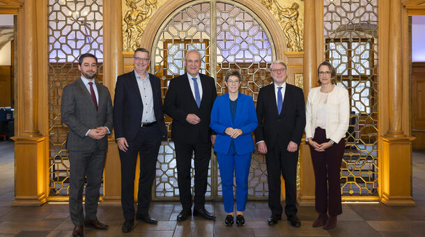 Gruppenfoto, von links nach rechts: Arne Zielinski (Leiter des BZ Nürnberg), Martin Rabanus (Vorsitzender des DVV), Staatsminister Joachim Herrmann (Bayerischer Staatsminister des Innern, für Sport und Integration), Annegret Kramp-Karrenbauer (DVV-Präsidentin), Dr. Hans-Eckhard Sommer (Präsident des BAMF) und Julia von Westerholt (Direktorin des DVV)