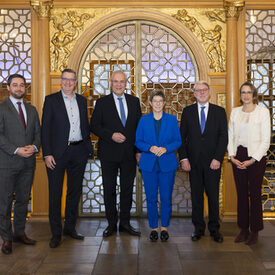 Gruppenfoto, von links nach rechts: Arne Zielinski (Leiter des BZ Nürnberg), Martin Rabanus (Vorsitzender des DVV), Staatsminister Joachim Herrmann (Bayerischer Staatsminister des Innern, für Sport und Integration), Annegret Kramp-Karrenbauer (DVV-Präsidentin), Dr. Hans-Eckhard Sommer (Präsident des BAMF) und Julia von Westerholt (Direktorin des DVV)