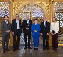 Gruppenfoto, von links nach rechts: Arne Zielinski (Leiter des BZ Nürnberg), Martin Rabanus (Vorsitzender des DVV), Staatsminister Joachim Herrmann (Bayerischer Staatsminister des Innern, für Sport und Integration), Annegret Kramp-Karrenbauer (DVV-Präsidentin), Dr. Hans-Eckhard Sommer (Präsident des BAMF) und Julia von Westerholt (Direktorin des DVV)