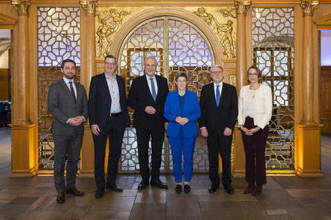Gruppenfoto, von links nach rechts: Arne Zielinski (Leiter des BZ Nürnberg), Martin Rabanus (Vorsitzender des DVV), Staatsminister Joachim Herrmann (Bayerischer Staatsminister des Innern, für Sport und Integration), Annegret Kramp-Karrenbauer (DVV-Präsidentin), Dr. Hans-Eckhard Sommer (Präsident des BAMF) und Julia von Westerholt (Direktorin des DVV)