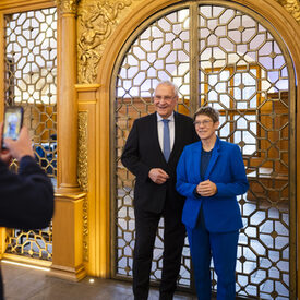 Bayerns Innenminister Joachim Herrmann posiert mit DVV-Präsidentin Annegret Kramp-Karrenbauer für die Kameras.