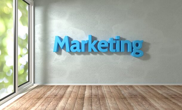 Marketing-Schriftzug an einer Wand in einem Raum