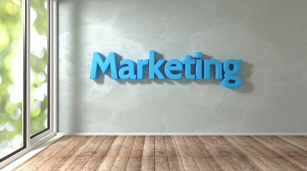 Marketing-Schriftzug an einer Wand in einem Raum