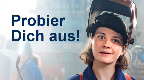 Probier dich aus! Eine Frau hält ein Schweißgerät