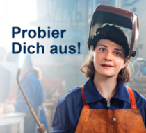 Probier dich aus! Eine Frau hält ein Schweißgerät