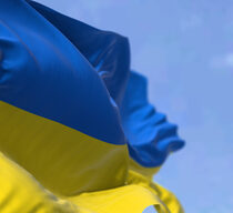 Detail der Nationalflagge der Ukraine, die an einem klaren Tag im Wind weht