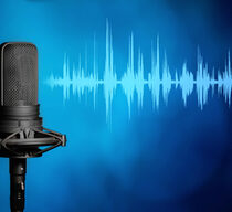 Professioneller Studiomikrofon auf blauem Hintergrund.