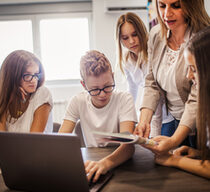 Jugendliche arbeiten gemeinsam an einem Computer