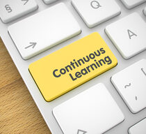 Auf einer Tastatur stehen die Worte "Continuous Learning" geschrieben