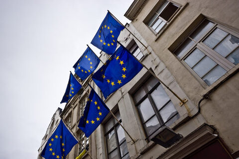 EU Flagge an Außenseite Gebäude