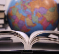 Weltkugel und Bücher auf einem Tisch