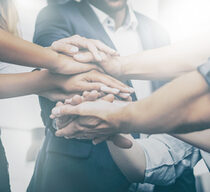 Hände, die Zusammenhalt symbolisieren