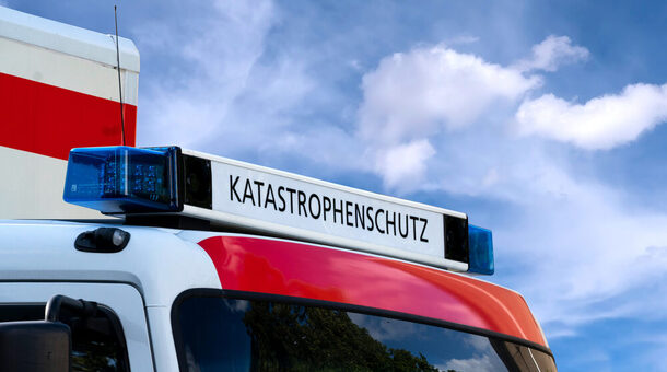 Einsatzfahrzeug der Feuerwehr mit der Aufschrift "Katastrophenschutz"