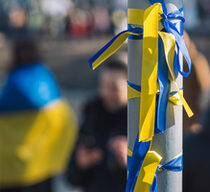 Bänder mit gelben und blauen Farben der Ukraine