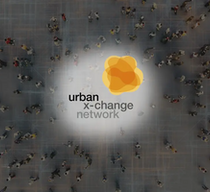 Logo Urban X-Change auf Bild von Menschenmenge, die sich über einen Platz bewegt.