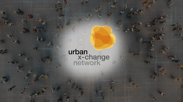 Logo Urban X-Change auf Bild von Menschenmenge, die sich über einen Platz bewegt.