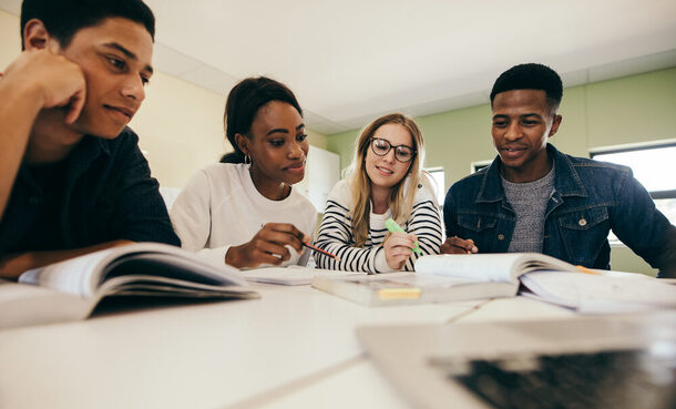 Junge Menschen lernen gemeinsam