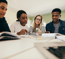 Junge Menschen lernen gemeinsam