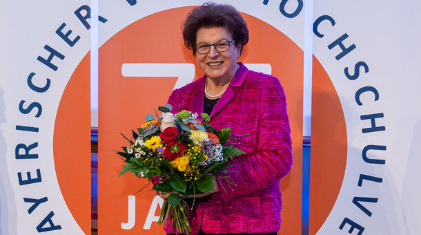 Barbara Stamm mit Blumenstrauß bei der Festveranstaltung 75 Jahre Bayerischer Volkshochschulverband
