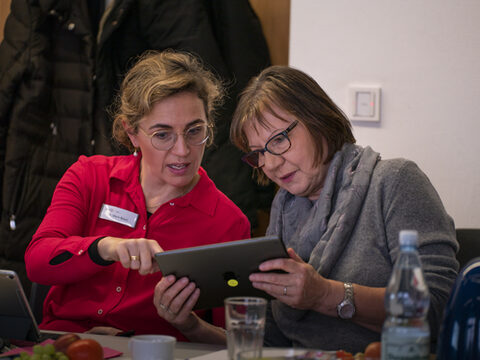 Dr. Marie Batzel, Direktorin der vhs Neuss, im Gespräch mit einer Teilnehmerin. Foto: Jannik Kirchner