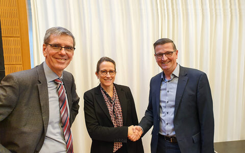 Martin Rabanus, Vorsitzender der Deutschen Volkshochschulverbandes (rechts), begrüßt Julia von Westerholt als neue Verbandsdirektorin.