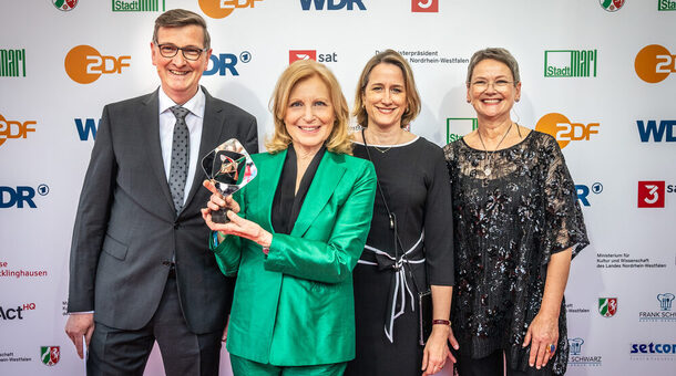 Martin Rabanus (DVV-Vorsitzender), Maren Kroymann mit Besonderer Ehrung des DVV, Julia von Westerholt (DVV-Direktorin) und Dr. Frauke Gerlach (Direktorin des Grimme-Instituts) bei der 59. Grimme-Preisverleihung 2023 in Marl