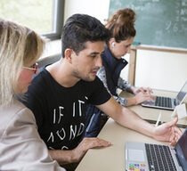 Lernende arbeiten am Computer.