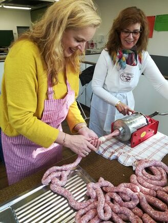 Zwei Frauen produzieren Wurst