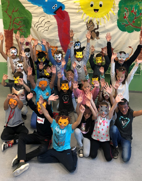 Maskierte Kinder jubeln