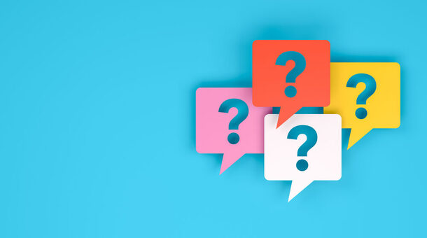 Sprechblasen mit Fragezeichen