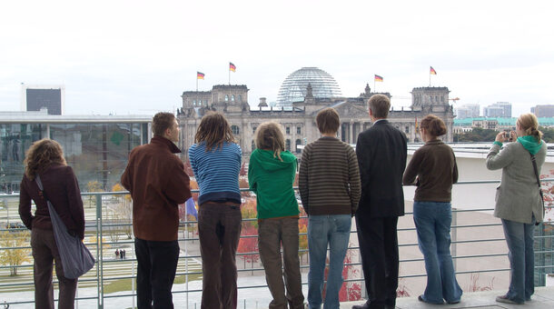 Mann mit Jugendlichen vor dem Reichstag