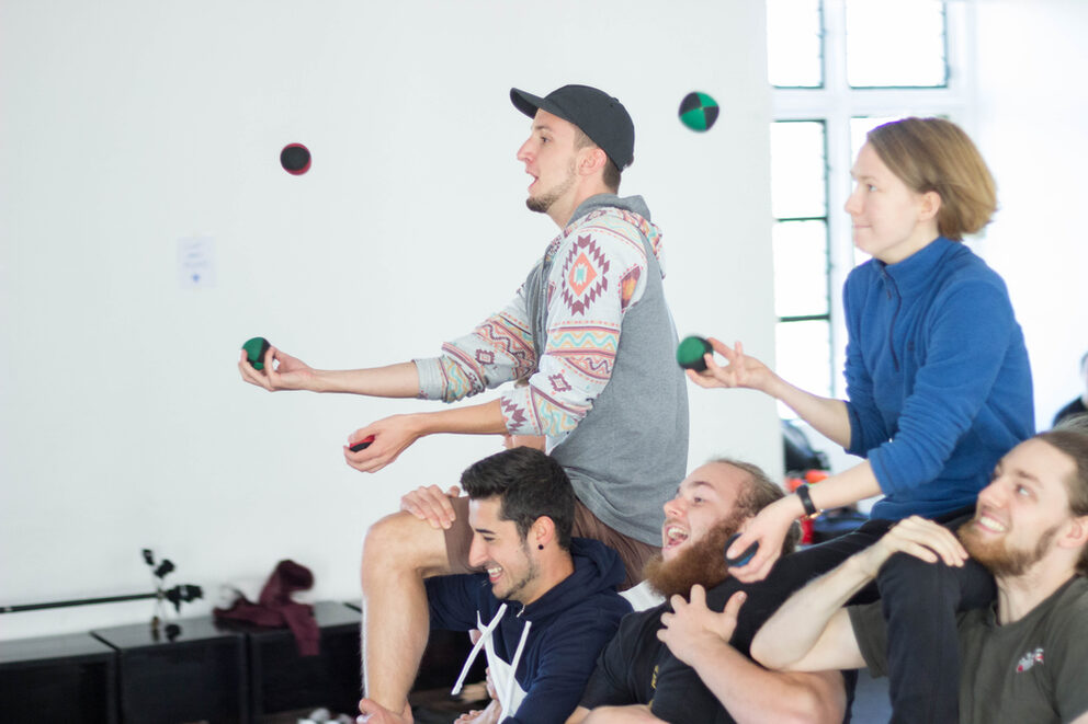 Junge Teamer*innen, die Jonglage üben