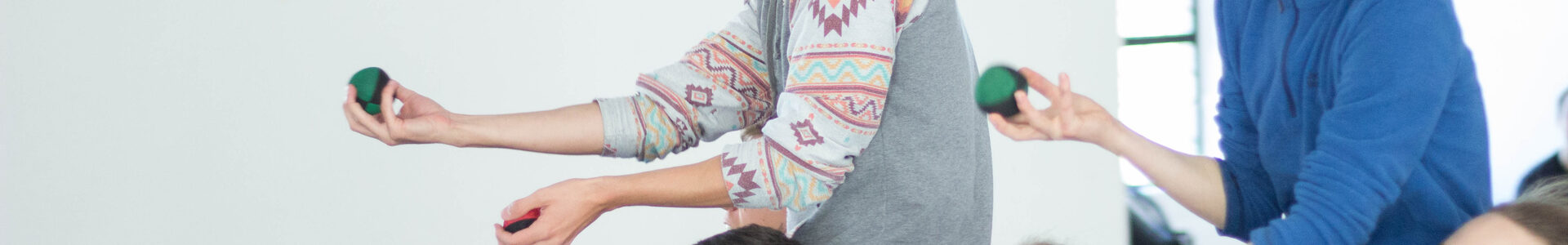 Junge Teamer*innen, die Jonglage üben