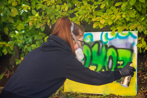 Szene während des Workshops „Graffiti – Wir sind bunt! Farbe verbindet“ an der Oberallgäuer vhs