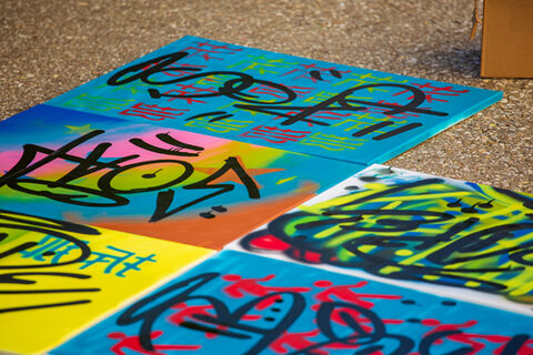 Szene während des Workshops „Graffiti – Wir sind bunt! Farbe verbindet“ an der Oberallgäuer vhs