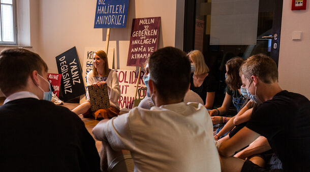 Jugendliche in Jena bei einer Diskussion nach dem Besuch der Ausstellung „Offener Prozess”