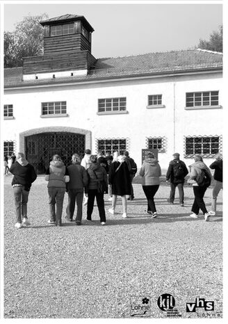 Jugendliche aus Löhne auf dem Weg zum Eingang der Gedenkstätte des ehemaligen KZ Dachau
