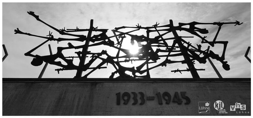 Künstlerische Skulptur auf der Anlage der Gedenkstätte des ehemaligen KZ Dachau (darunter stehen die Jahresangaben 1933-1945)