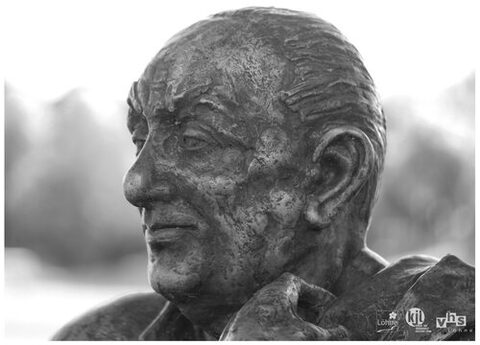 Foto der Bronzestatute von Kurt Landauer, des ehemaligen Präsidenten des FC Bayern München, am Trainingsgelände an der Säbener Straße