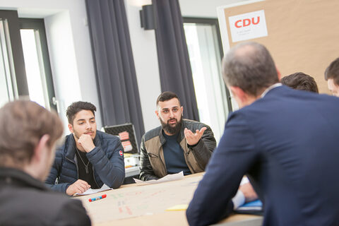 Dr. Hendrik Hoppenstedt (CDU) im Gespräch mit teilnehmenden Jugendlichen.