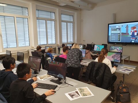 Foto Jugendliche im Klassenraum