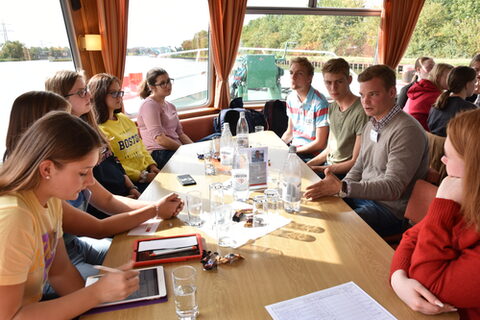 Jugendliche Coaches moderieren und dokumentieren die Tischgespräche