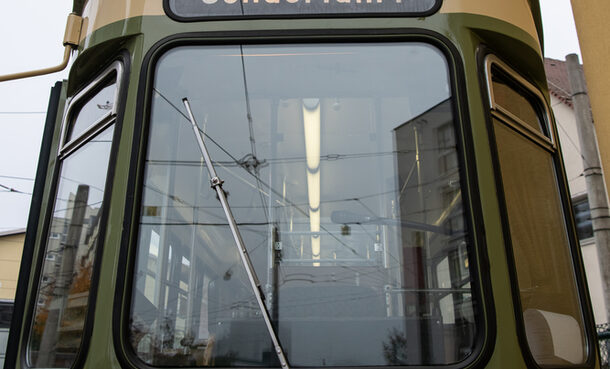 Historische Tram, die für das Projekt „Mit der Tram durch... - Jugendliche diskutieren über Europa” in Nürnberg als Veranstaltungsort fungierte