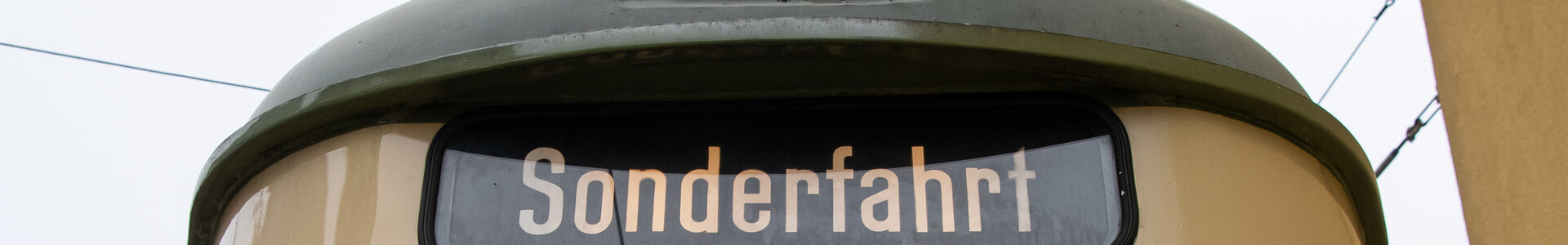 Historische Tram, die für das Projekt „Mit der Tram durch... - Jugendliche diskutieren über Europa” in Nürnberg als Veranstaltungsort fungierte